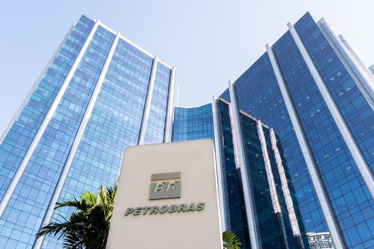 bloomberg.com - Mariana Durao - Petrobras Ousts Logistics Head as Brazil Fights Fuel Inflation