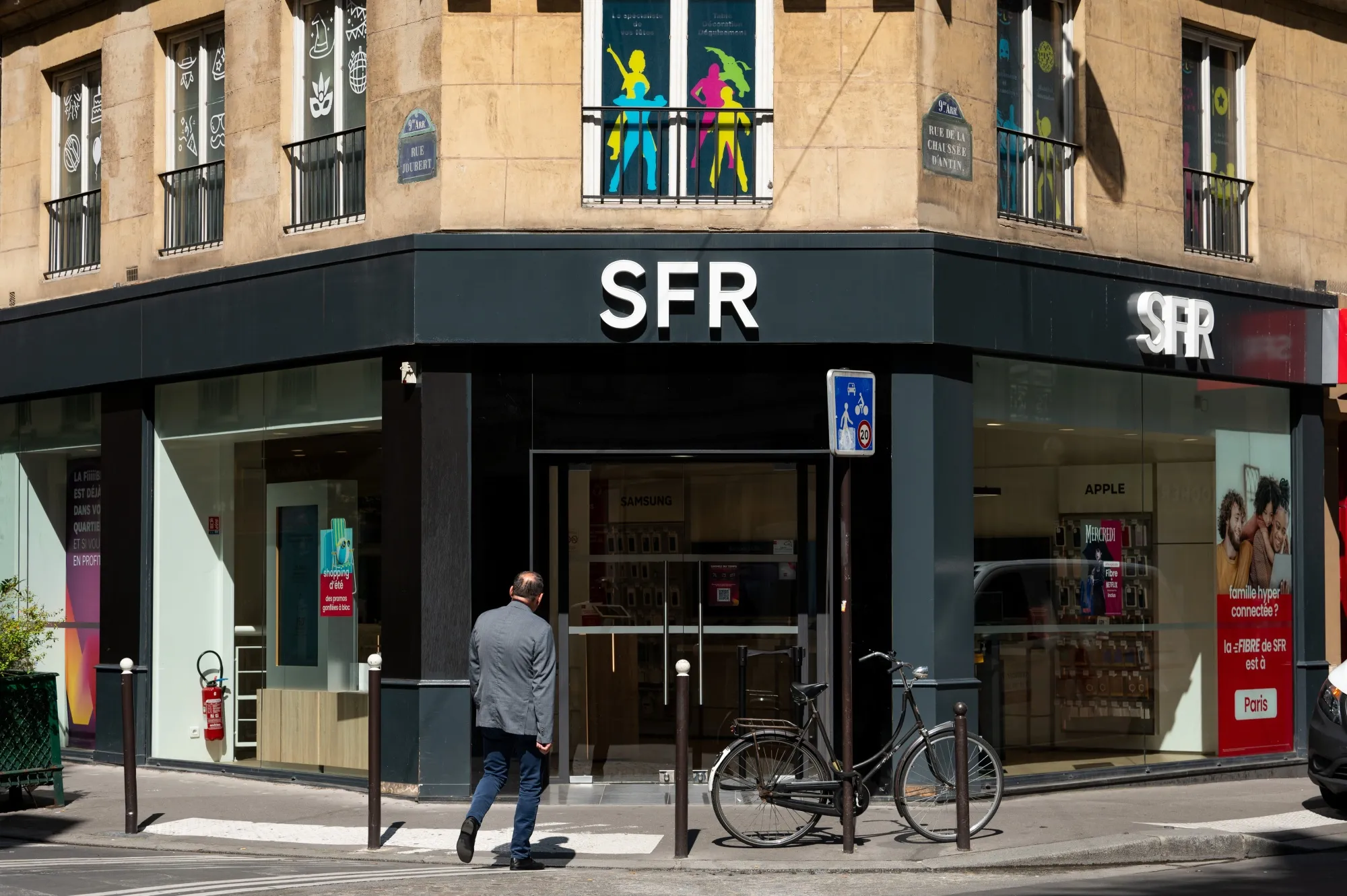 An SFR mobile phone and telecom store in Paris.