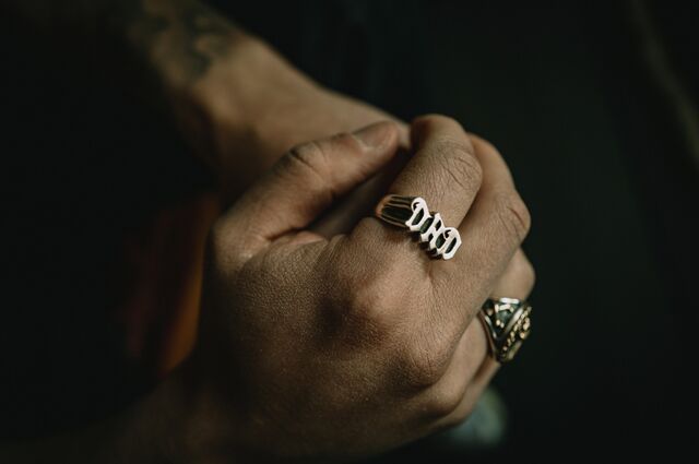 A detail shot of Gustav Witzøe Junior's ring the that reads 'dad.'
