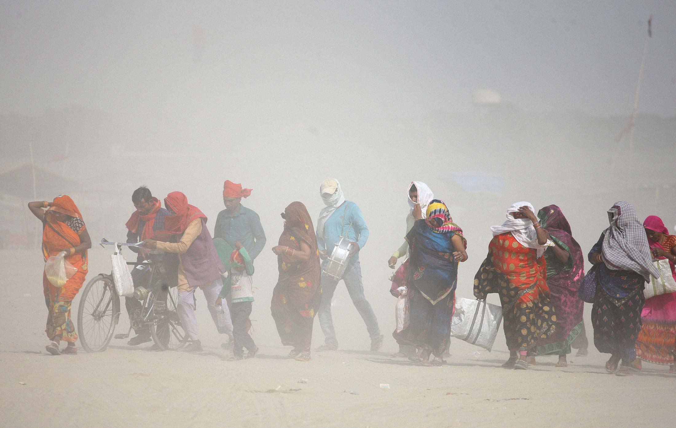 Commuters brave a heat wave&nbsp;in Allahabad&nbsp;in India’s Uttar Pradesh state on June 7.&nbsp;