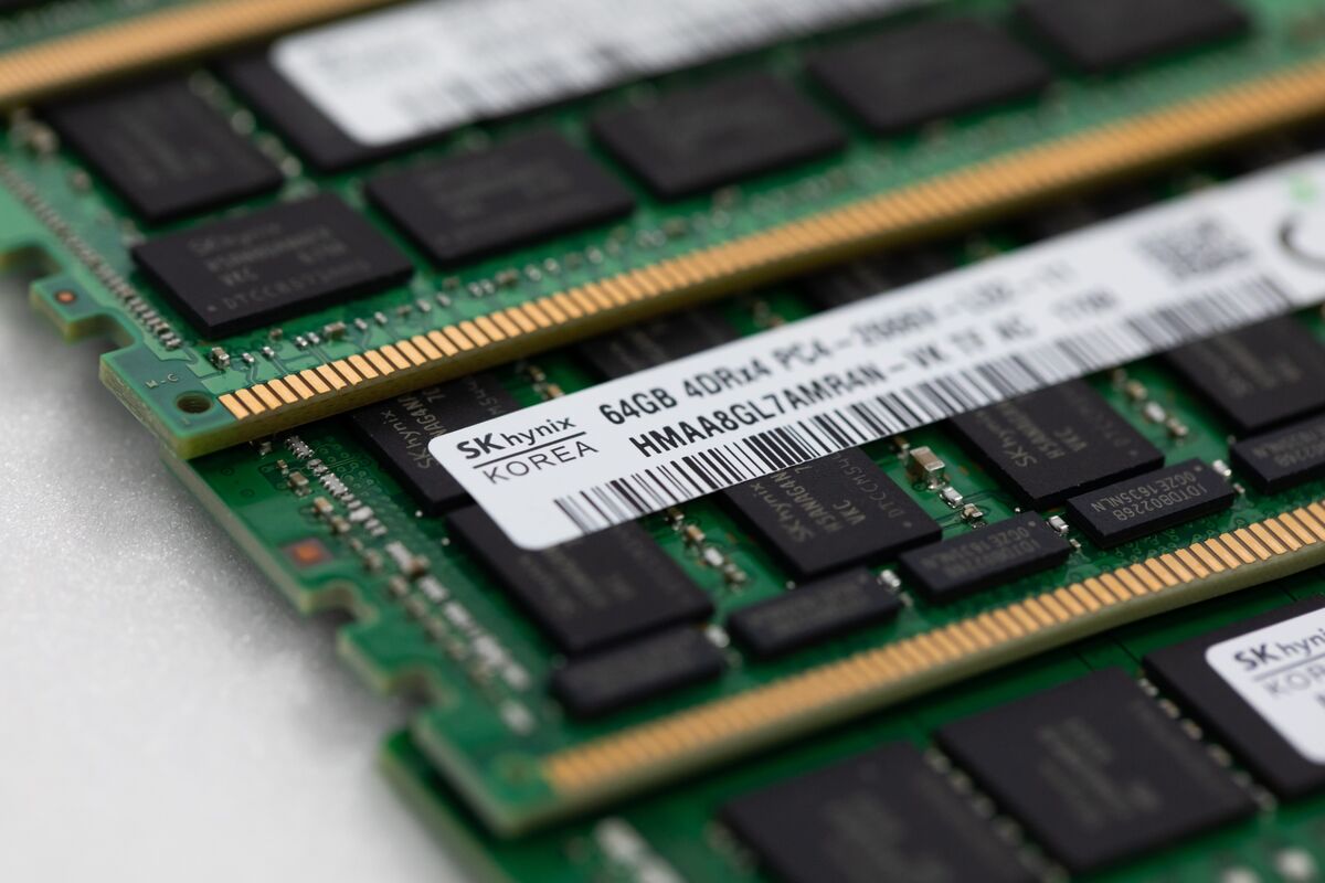 bloomberg.com - Aya Wagatsuma - US Tech Rout Sours Mood For Japan, South Korean Chip Stocks