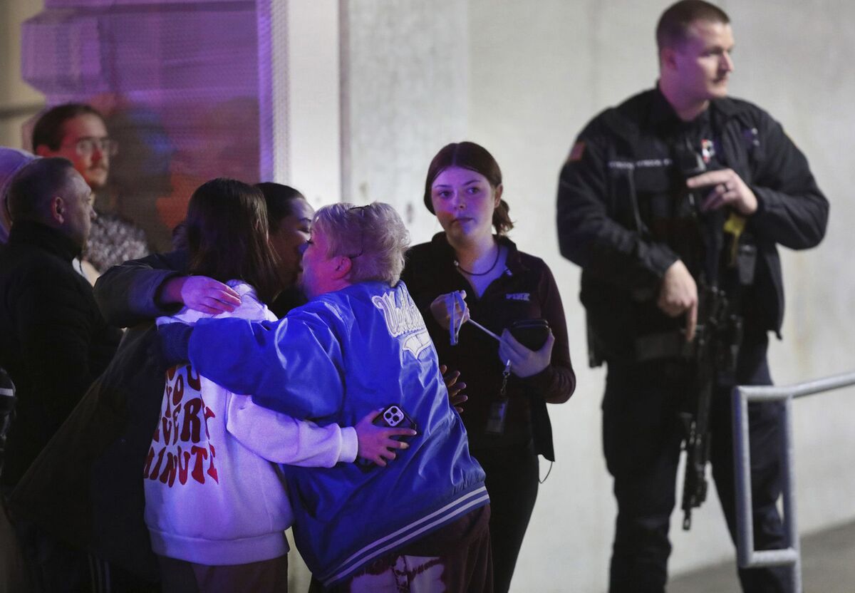 Shooting At Chicago Area Shopping Mall Kills 1, Wounds Teen - Bloomberg