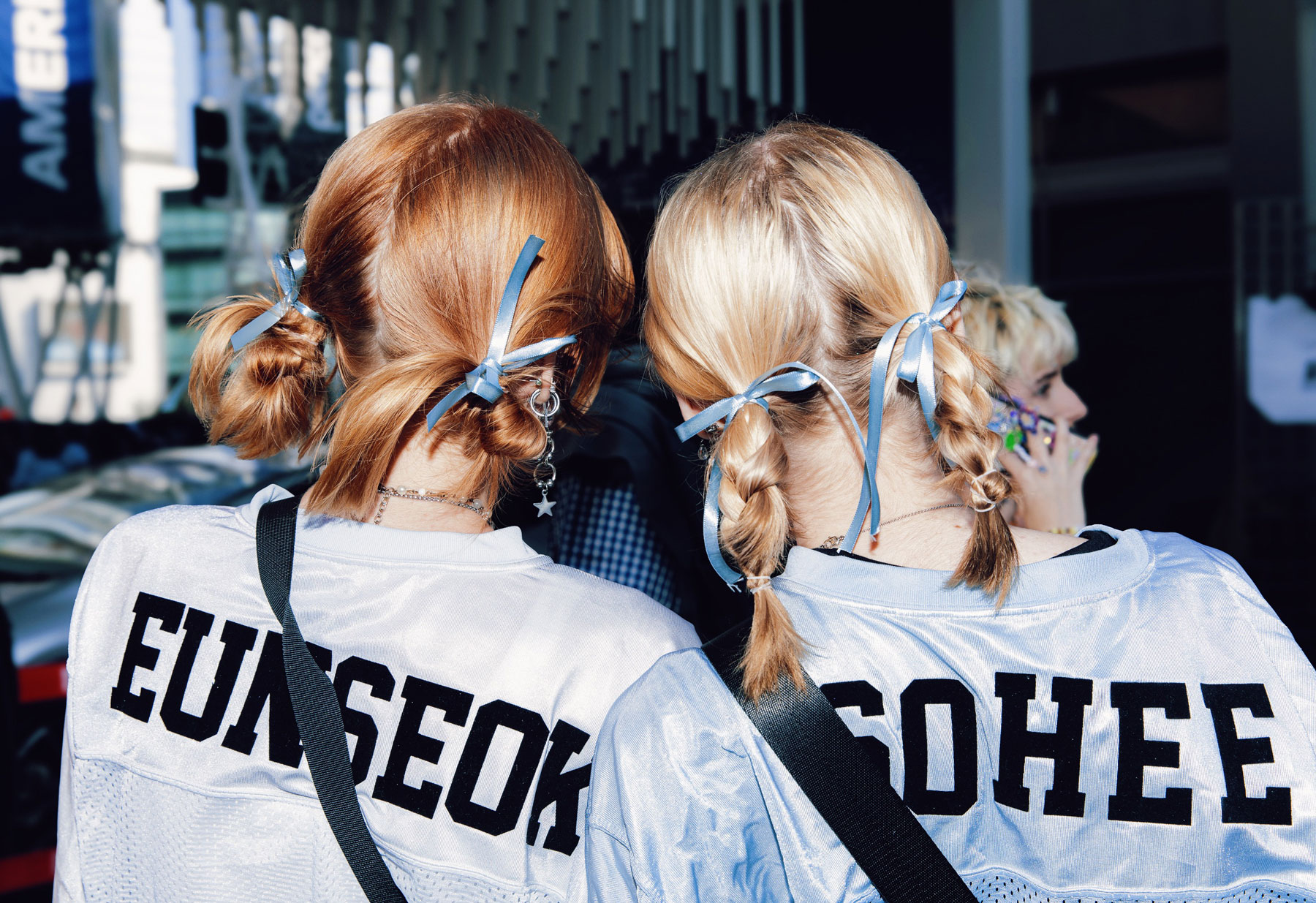Photo of the twins Emmey and Lindsey, 20, waiting in line to buy the Riize merchandise.