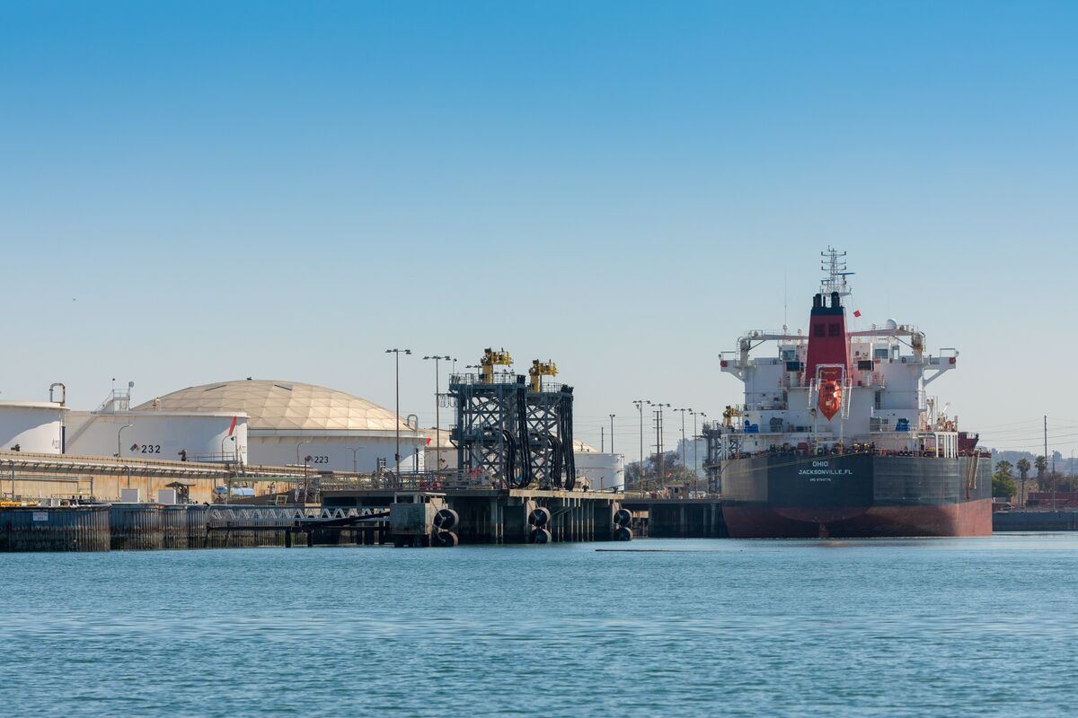 Trump Officials Move Toward Renewing Shipping Waiver for Fuel