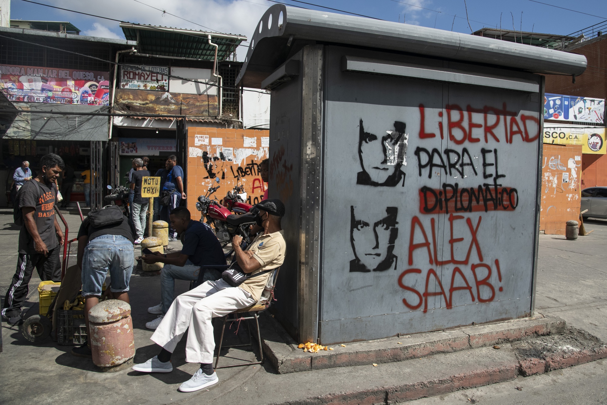 Aparece en Caracas un misterioso graffiti alabando a Maduro Financier