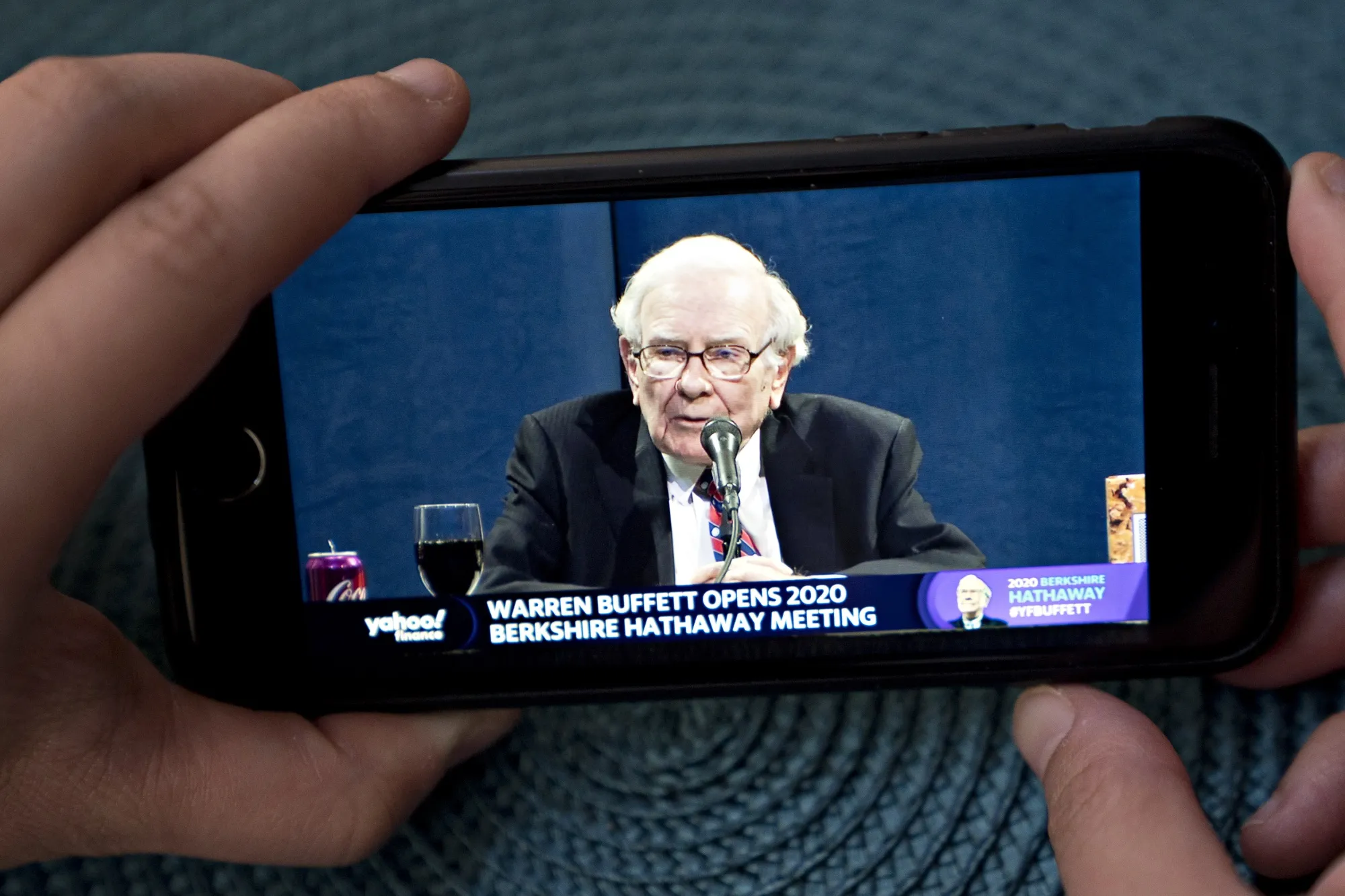 Even billionaires&nbsp;like Warren Buffett need&nbsp;a haircut when they are on lockdown.