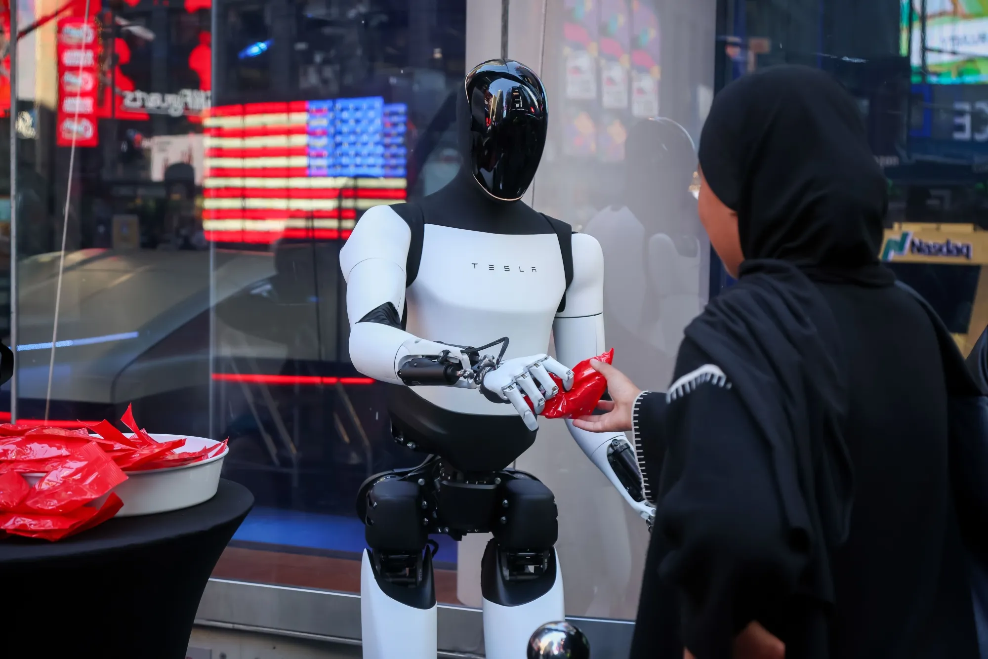 テスラ人型ロボット「オプティマス」、来年中に販売の公算－マスク氏
