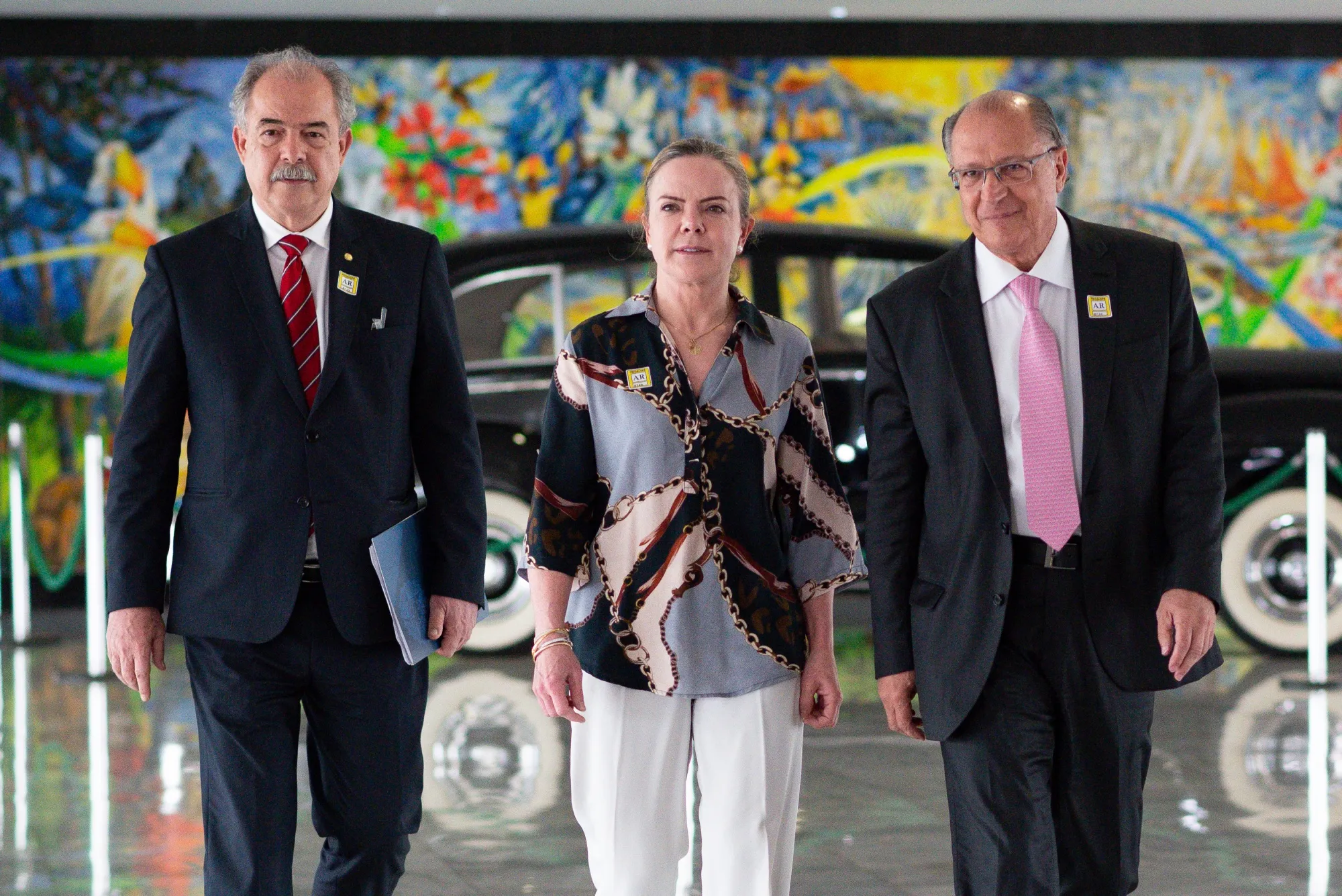 Economist Aloizio Mercadante (left),&nbsp;&nbsp;Workers' Party President Gleisi Hoffman&nbsp;(center), and Vice President-elect Geraldo Alckmin arrive for&nbsp;a press conference in Brasilia on Nov. 3