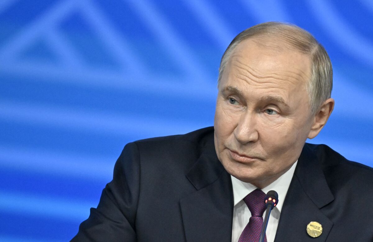 Kremlin Notes Trump’s Shortened Ukraine Ceasefire Deadline Amid Ongoing Strikes