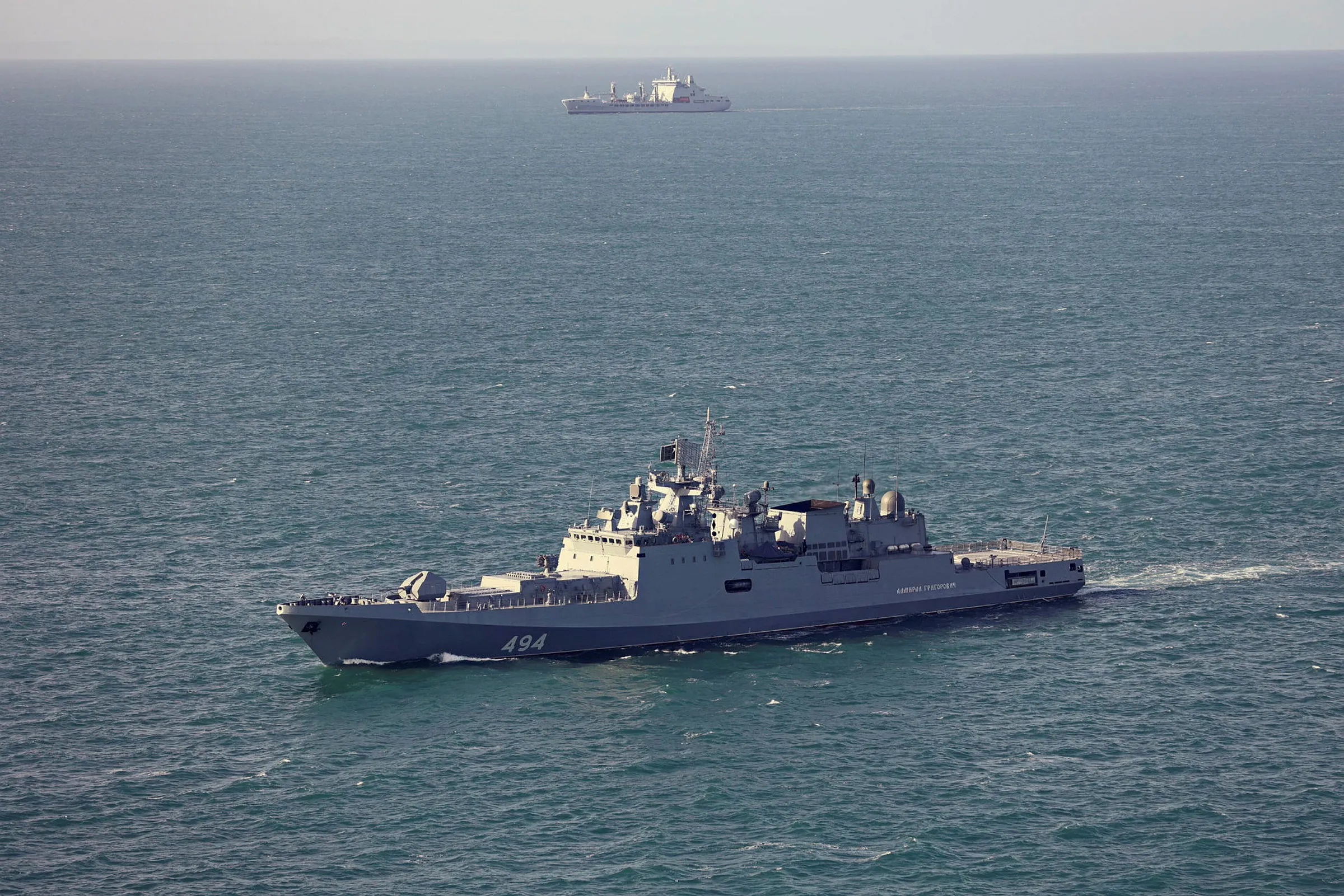 ロシア軍艦、英仏海峡で英国のヨットに警告射撃－負傷者なし - Bloomberg