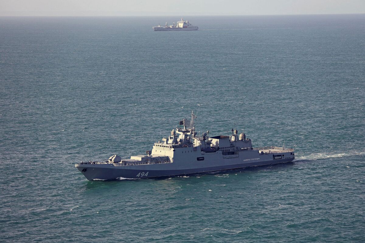ロシア軍艦、英仏海峡で英国のヨットに警告射撃－負傷者なし - Bloomberg