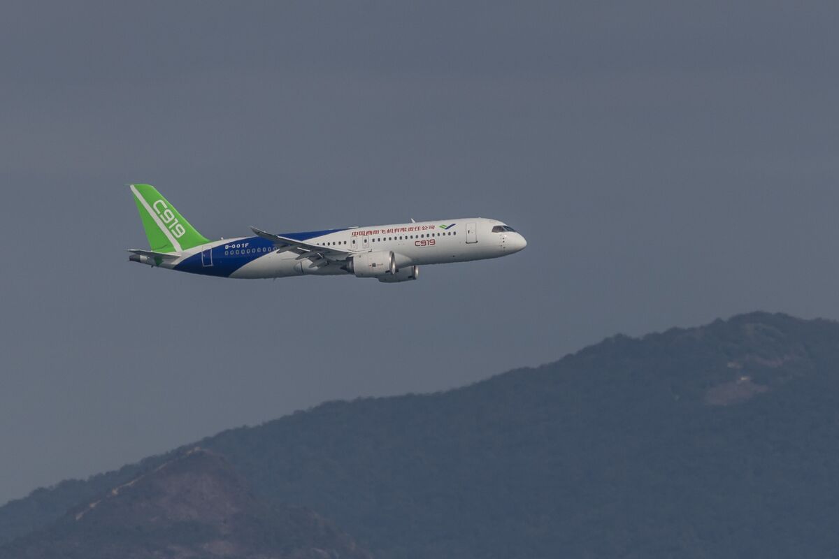 Comac C919 Flyby of Hong Kong’s Victoria Harbour Shows Planemaking Credentials