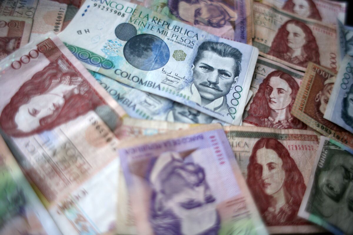 Colombian Peso Sinks After Petro Asks to Rescind Fiscal Rule - Bloomberg