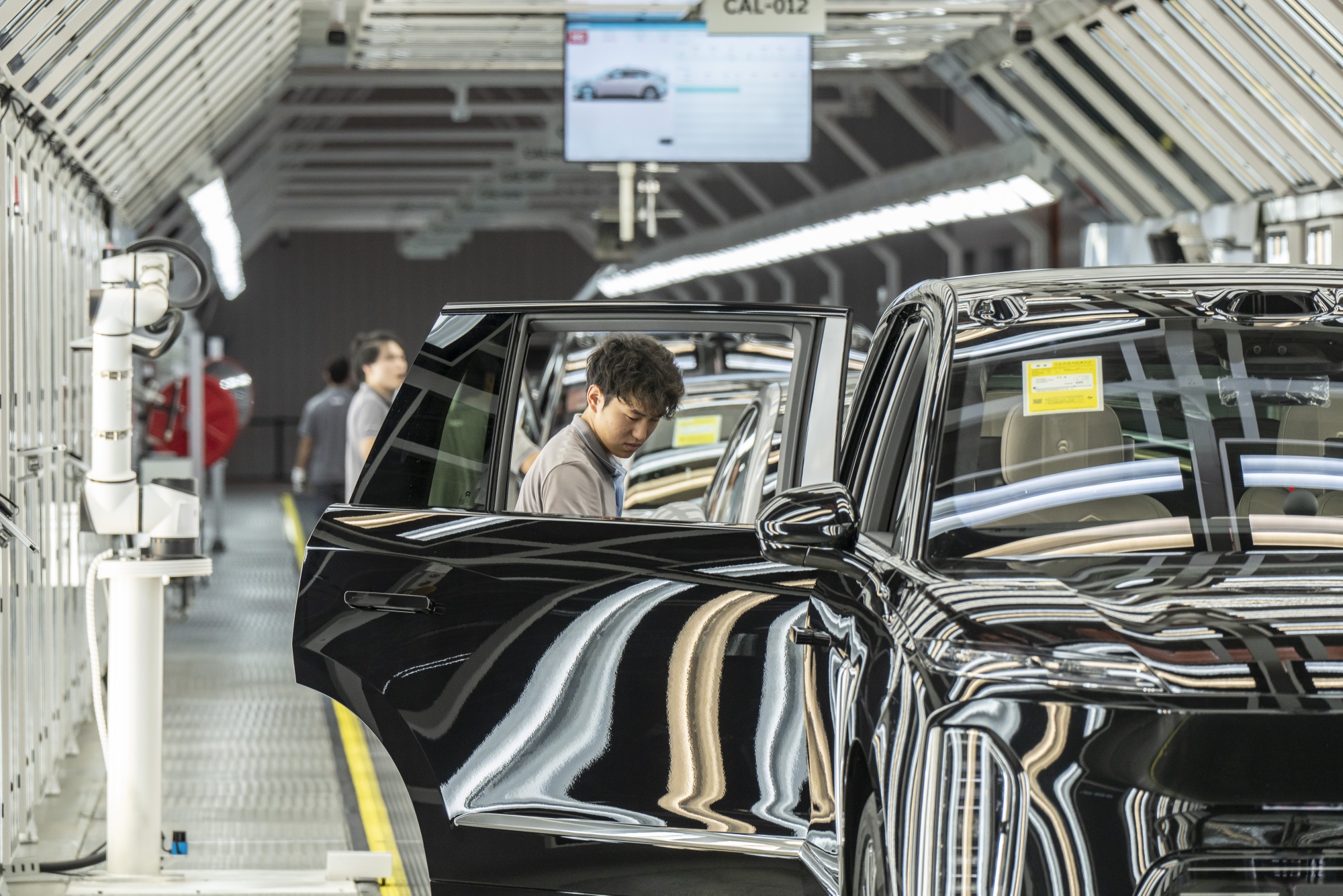 Employees inspect Nio Inc. ES9 electric vehicles on the production line at the company's factory in Hefei, Anhui Province, China, on Tuesday, May 19, 2026. Nio is expected to report results on May 21. Photographer: Qilai Shen/Bloomberg