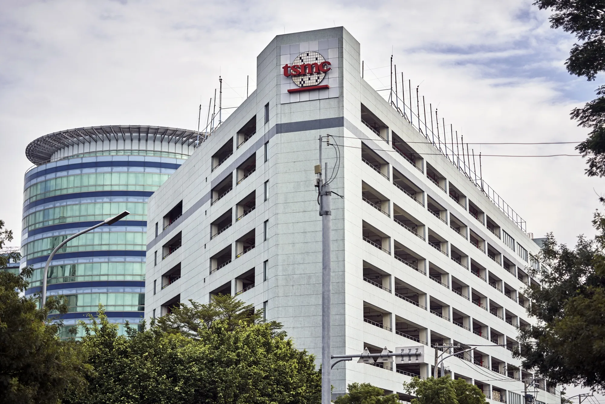 The Taiwan Semiconductor Manufacturing Co. logo atop a building&nbsp;in Hsinchu, Taiwan.