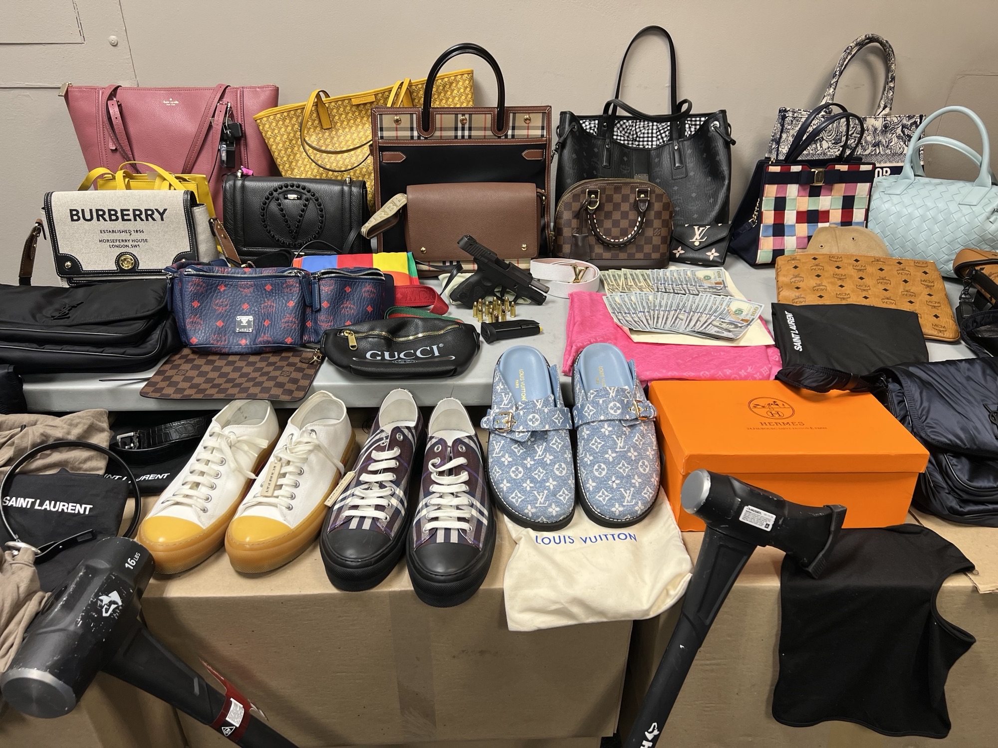 Robbers make off with over $400,000 in Louis Vuitton merchandise
