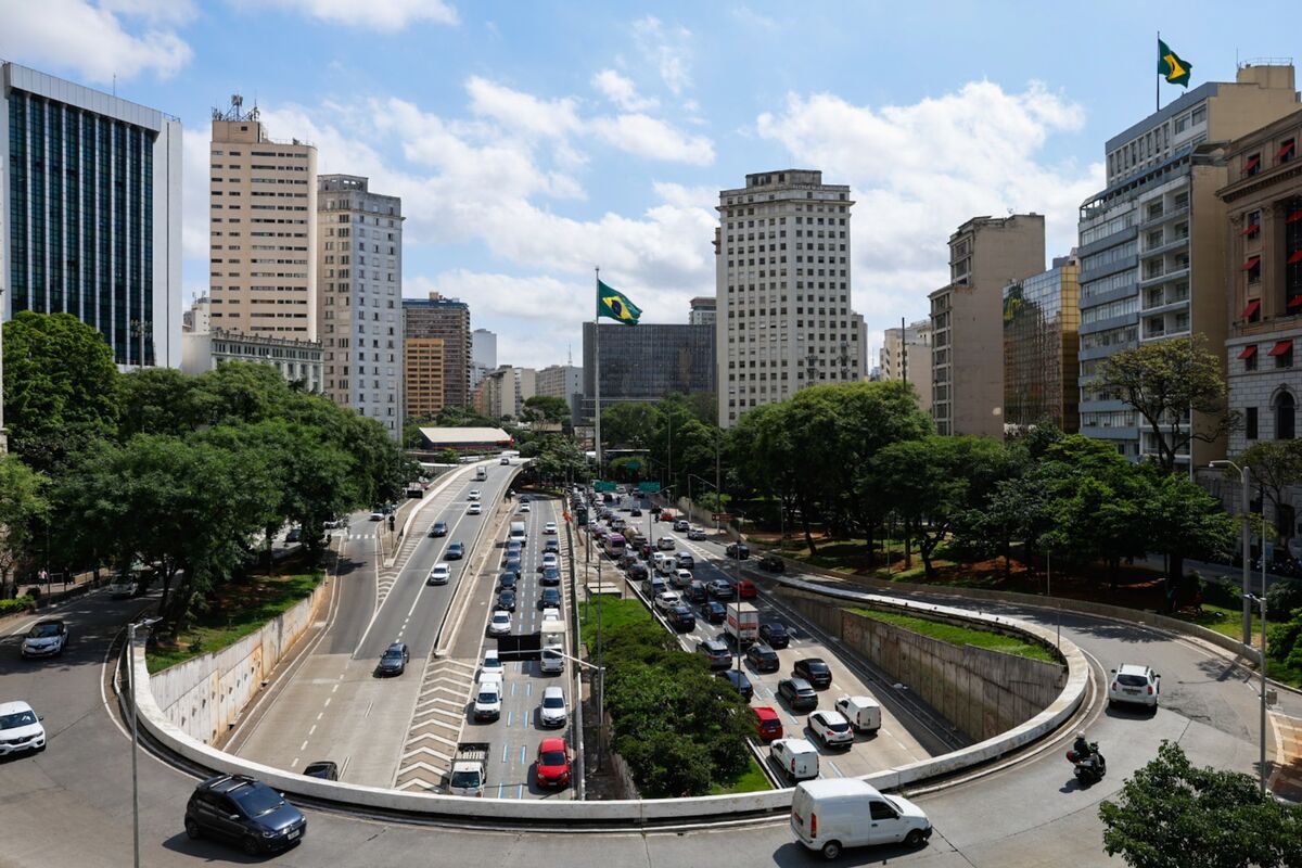 Vague Fiscal Pledges Rattle Brazil Markets Ahead of Election
