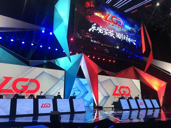 The Unusual Courtship of China's ESports Queen