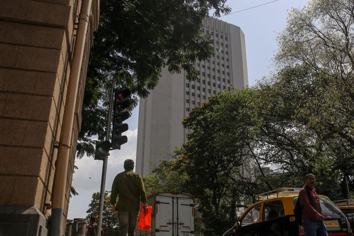 bloomberg.com - Bhaskar Dutta - Indian Insurers Ask for Wider Use of Swaps to Hedge Rate Risks