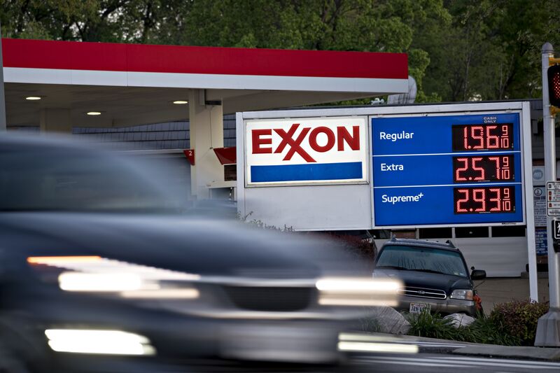 Ένα όχημα περνά από ένα βενζινάδικο Exxon Mobil Corp. στο Άρλινγκτον της Βιρτζίνια.