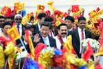 Xi (left) and Sri Lankan President Mahinda Rajapakse during a welcoming ceremony in Sri Lanka