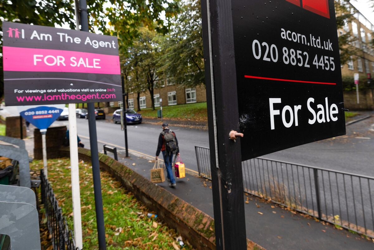 UK Homebuyers Face New Blow as Sales Delays Risk Mortgage Offers
