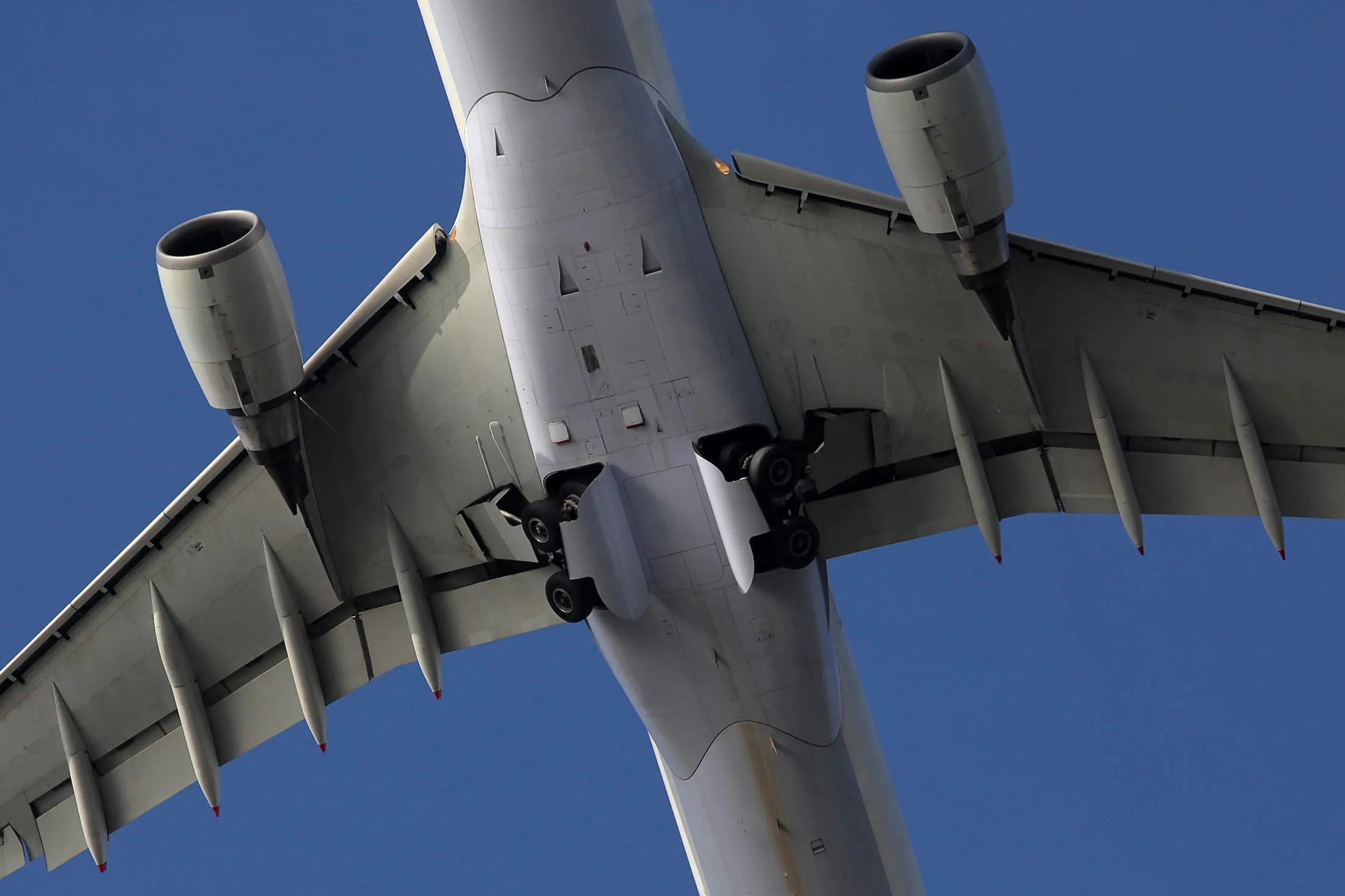 1495603386_airplane flying