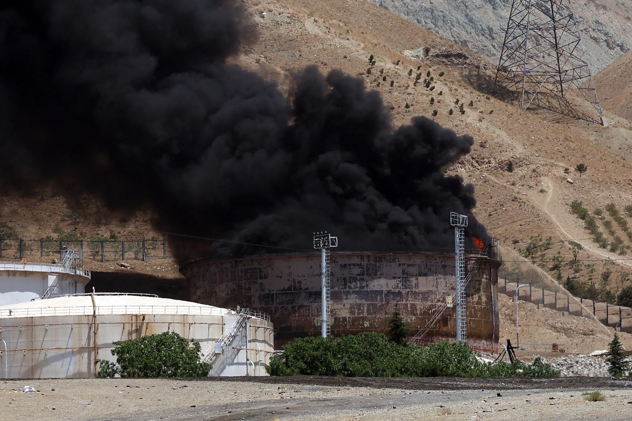 Humo se eleva por segundo día consecutivo desde el depósito de petróleo de Shahran, al noroeste de Teherán.