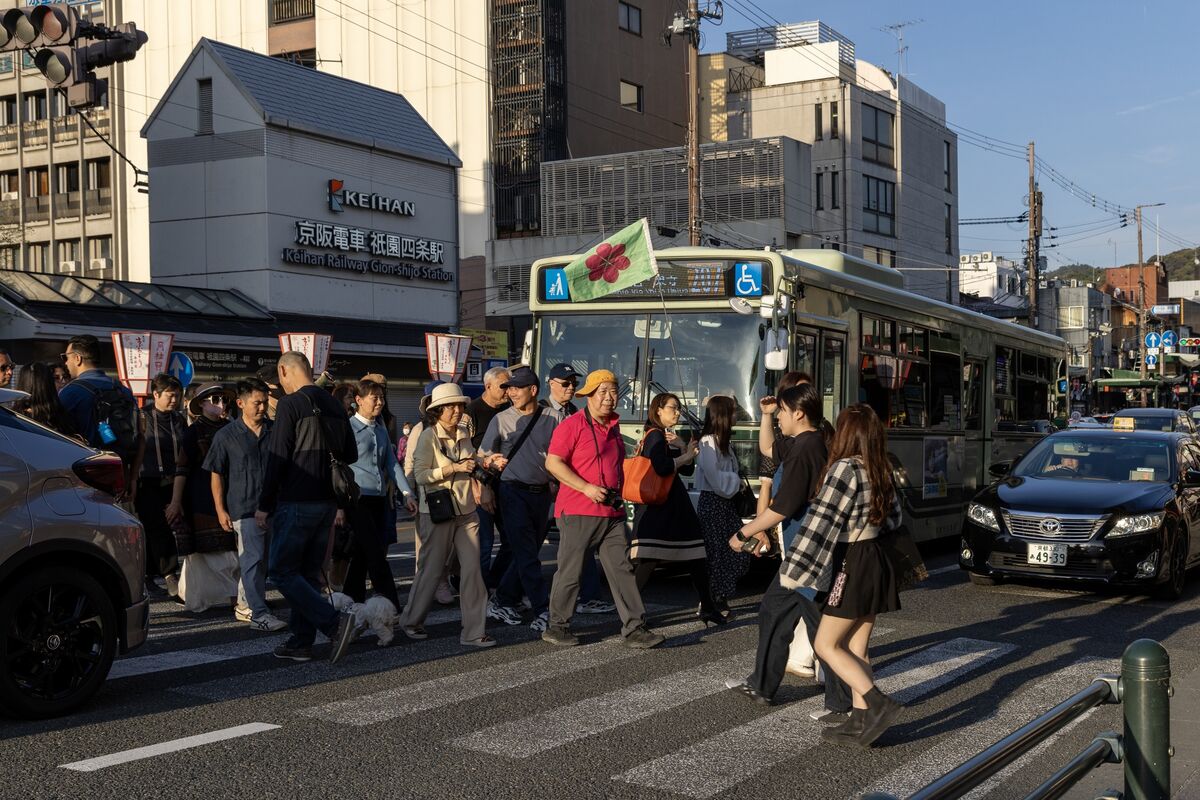 Record Tourist Numbers Are Clogging Up Kyoto's Public Transport