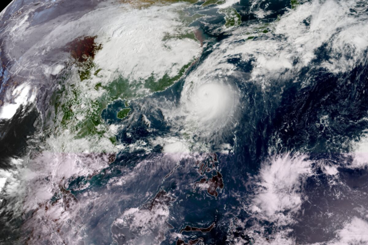 Taiwan Shuts Offices, Cancels Flights as Typhoon Koinu Nears