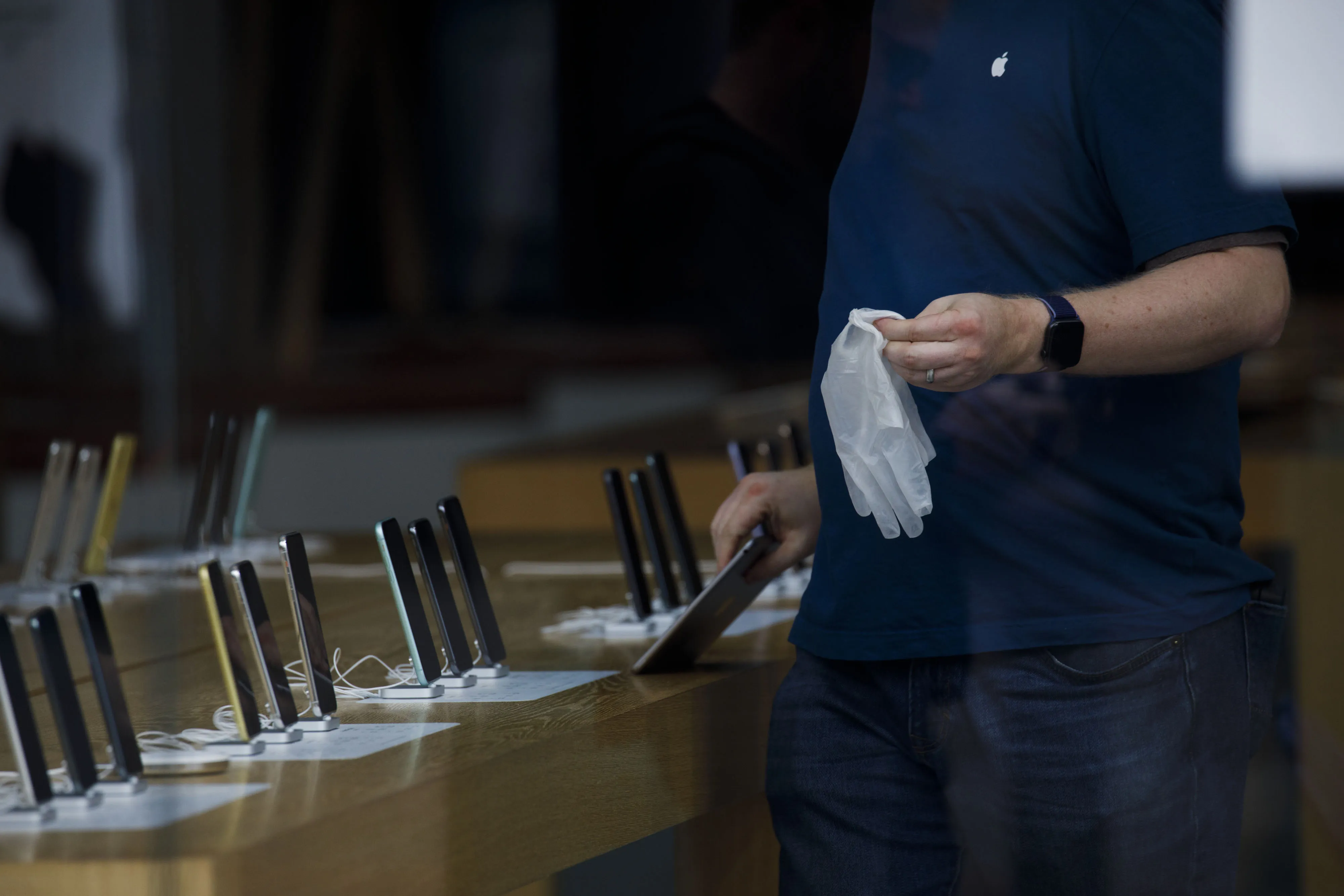 Apple Inc. Closes All Stores Outside Greater China For 2 Weeks 