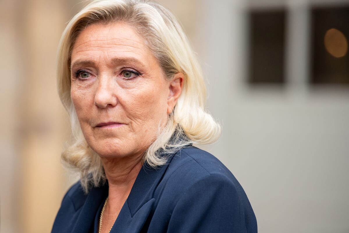 Vanguard and Natixis Bet Against France As Le Pen Advances Bid