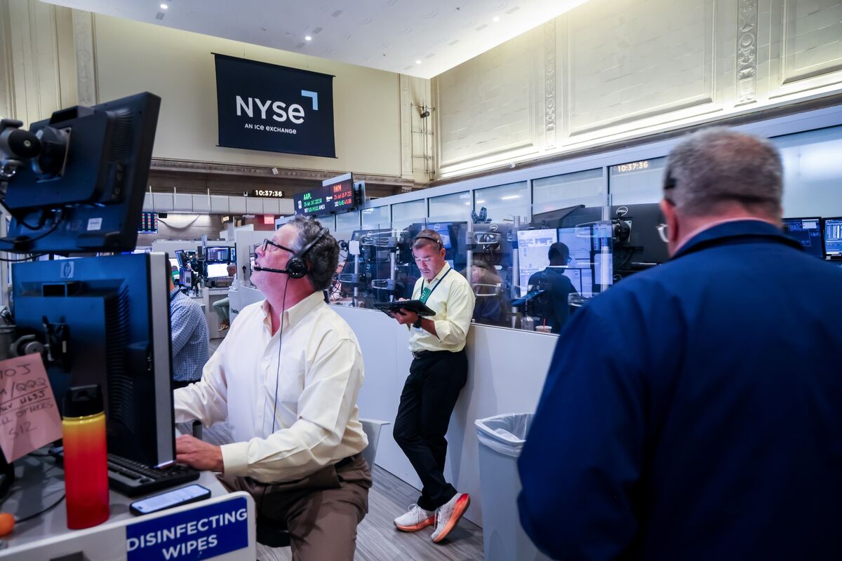 S&amp;P 500 Flirts With Record as Strong Retail Sales Bolster Growth