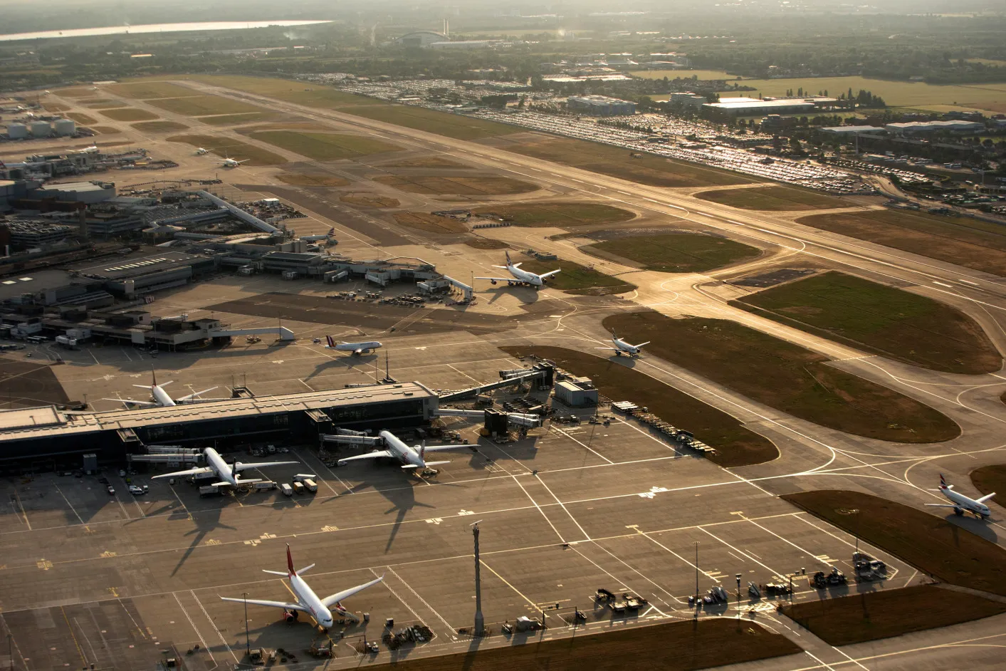 Aircraft&nbsp;taxi&nbsp;at London Heathrow Airport.