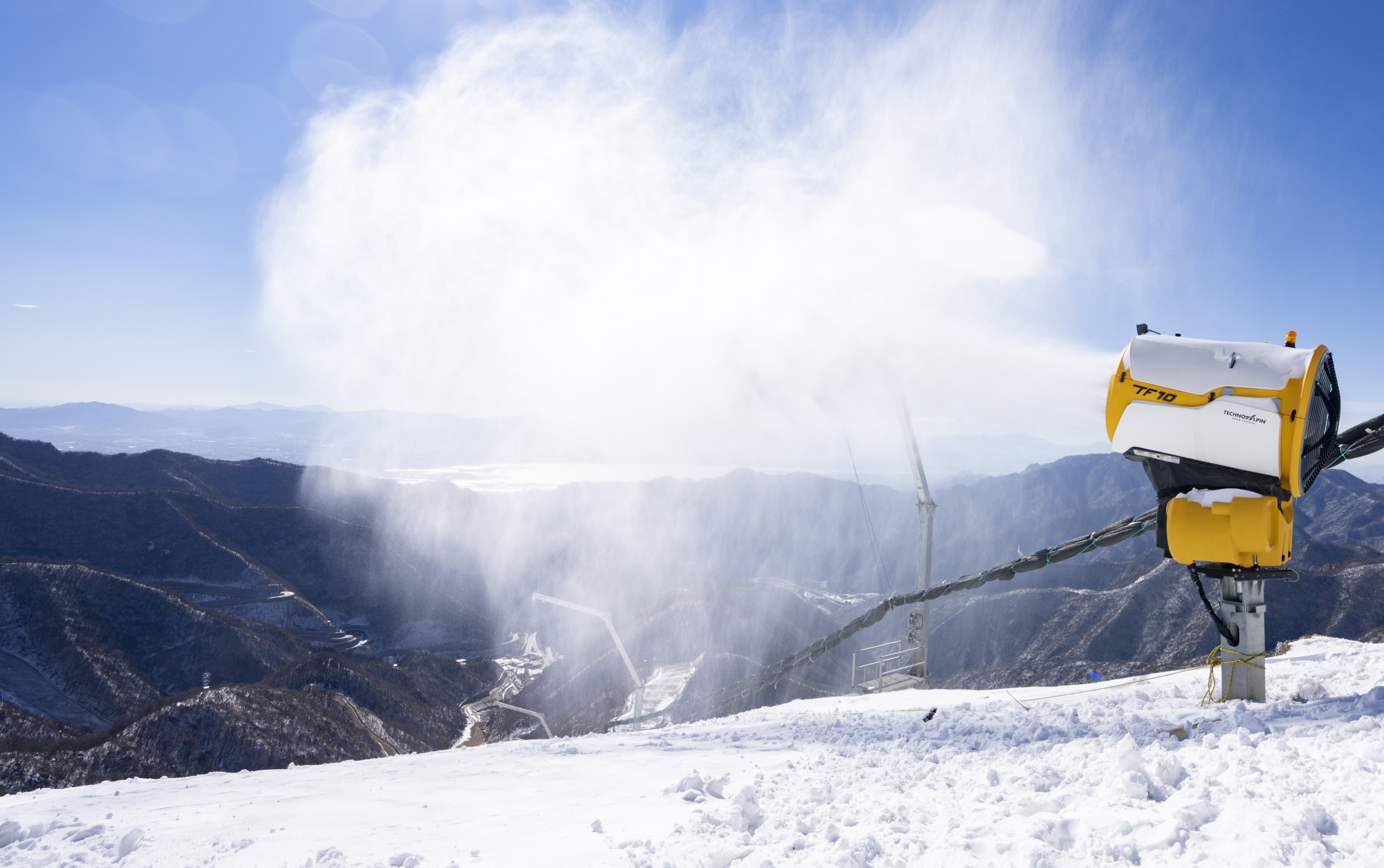 How artificial snow is made - Artificial snowmaking with snow cannons