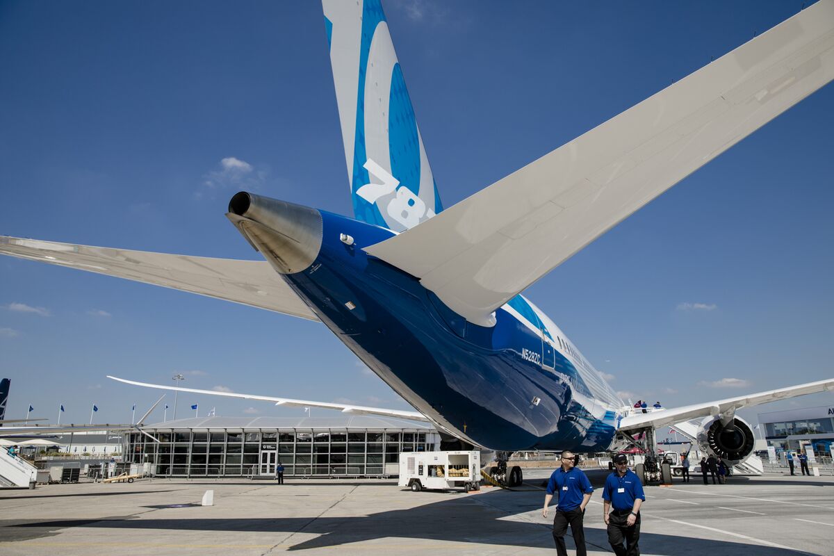 Emirates Orders Boeing Dreamliners at Dubai for $15.1 Billion