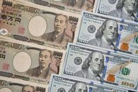 Japanese and US Banknotes Amid Pressure on Yen 