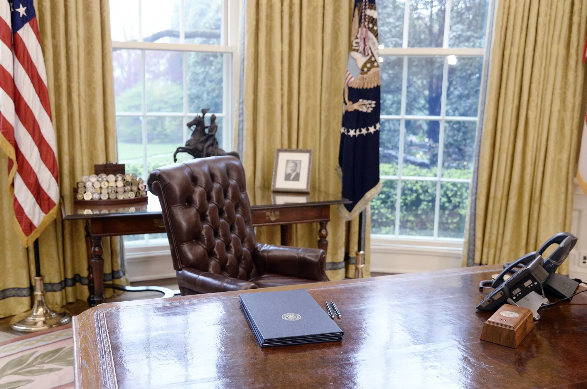 Executive orders on the Resolute desk in the White House during Trump’s first term as president.&nbsp;