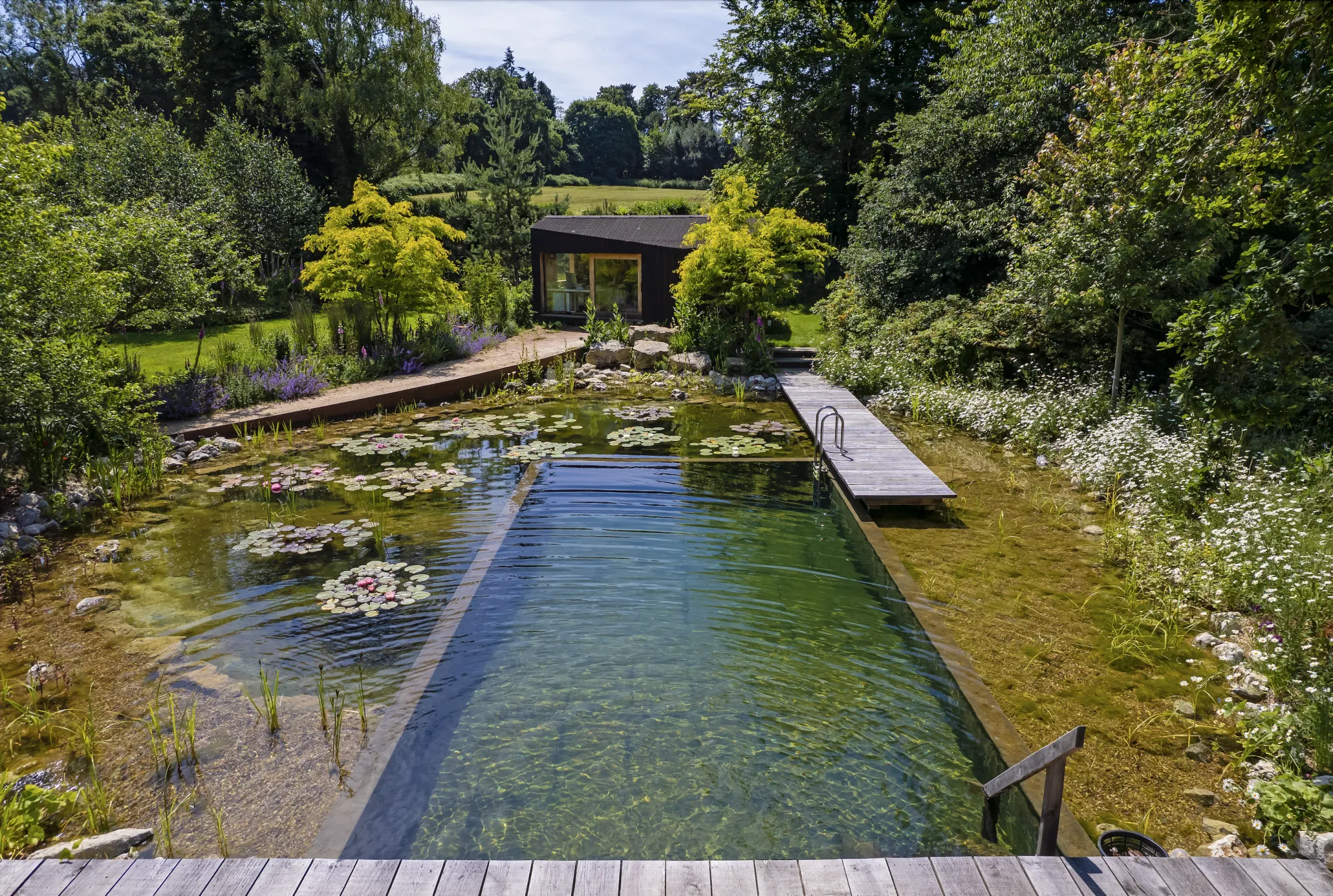 UK's Luxury Real Estate Now Features Natural Swimming Pools - Bloomberg, image size:2000x1345