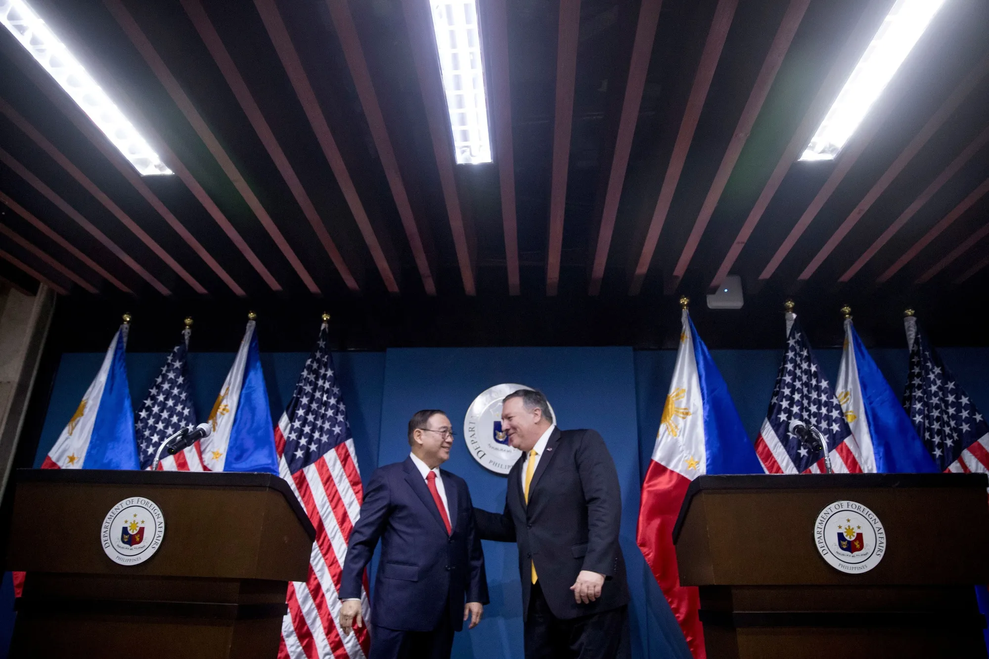 Mike Pompeo and Teodoro Locsin at a news conference in Manila on March 1