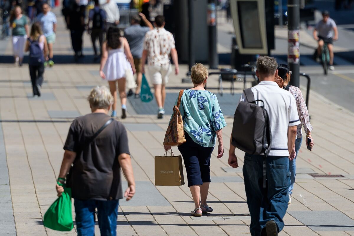 Canada Consumers Resilient Amid Trade War as Retail Rebounds