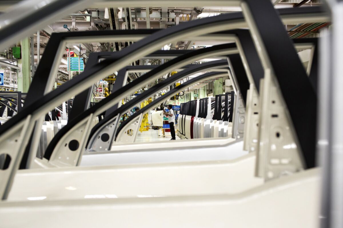 Hungary, Germany Industrial Output Contracts Sharply in June