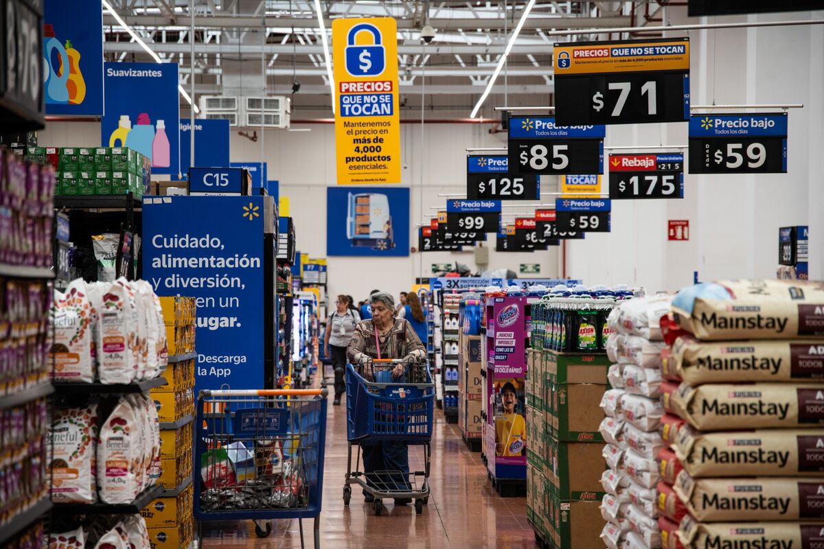 Americans Shrug Off Inflation and Weak Income Gains to Keep on Spending