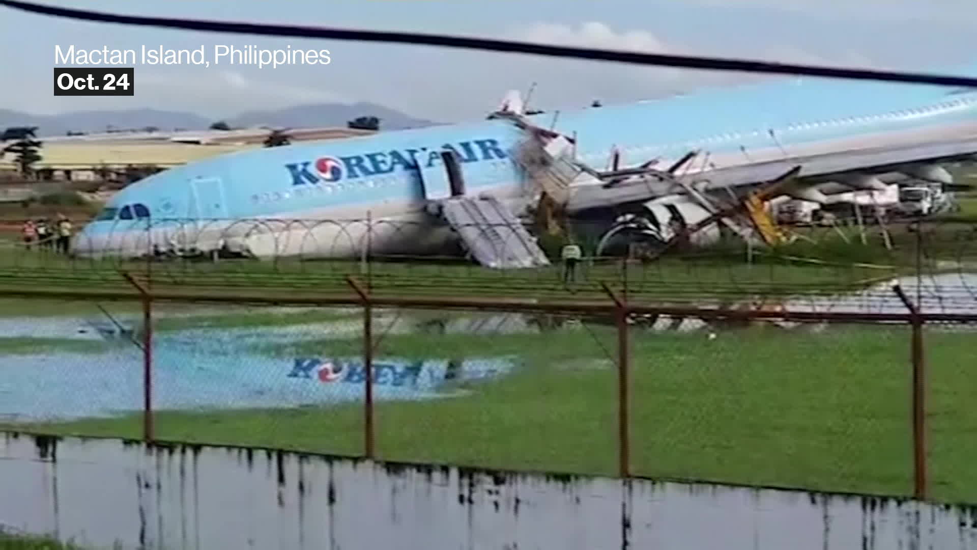 Watch Korean Air Plane Overshoots Runway in Philippines - Bloomberg