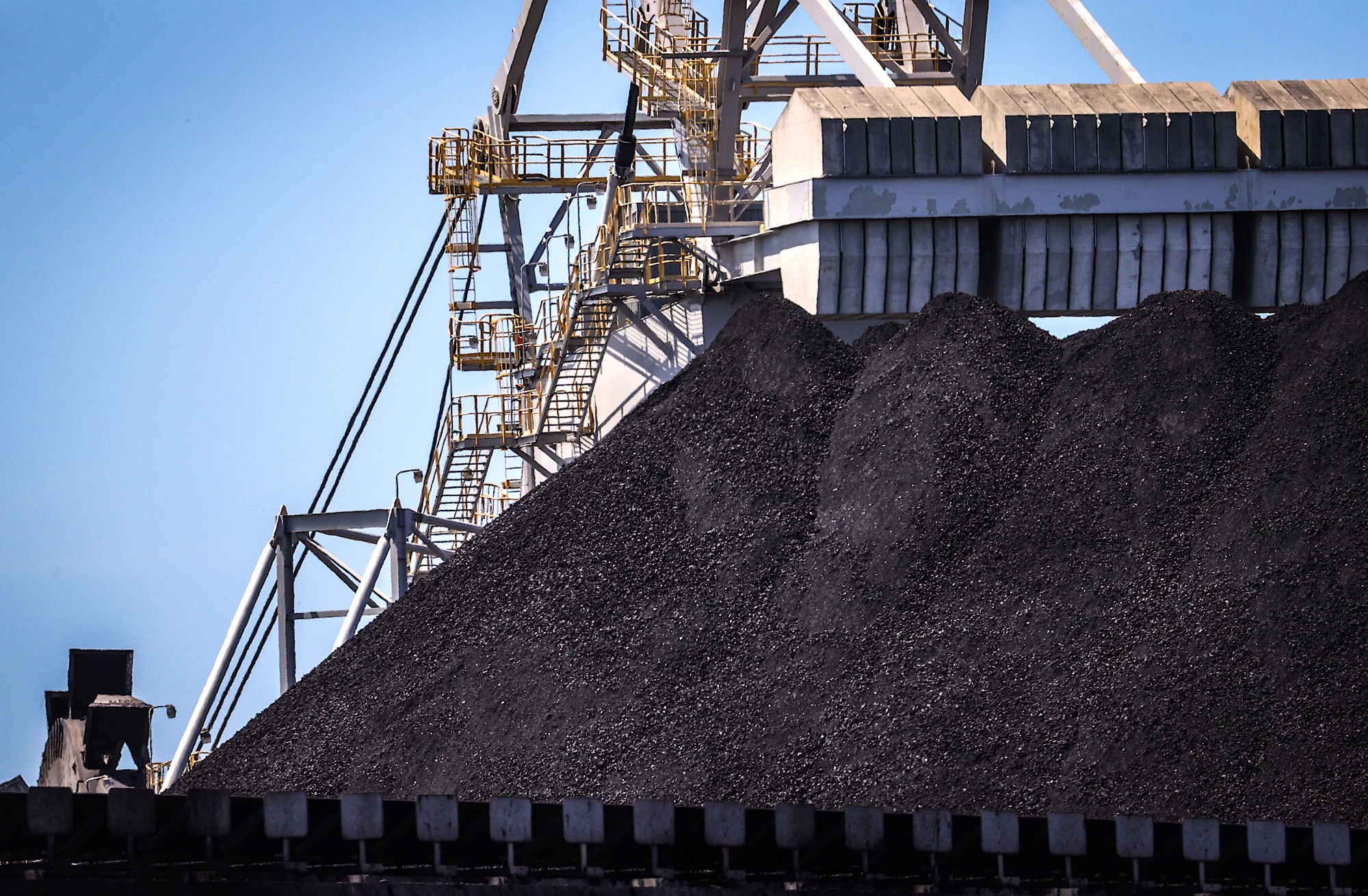 5 млн тонн в год. Угольная руда. Уголь. Угледобыча в Австралии. Гора угля.