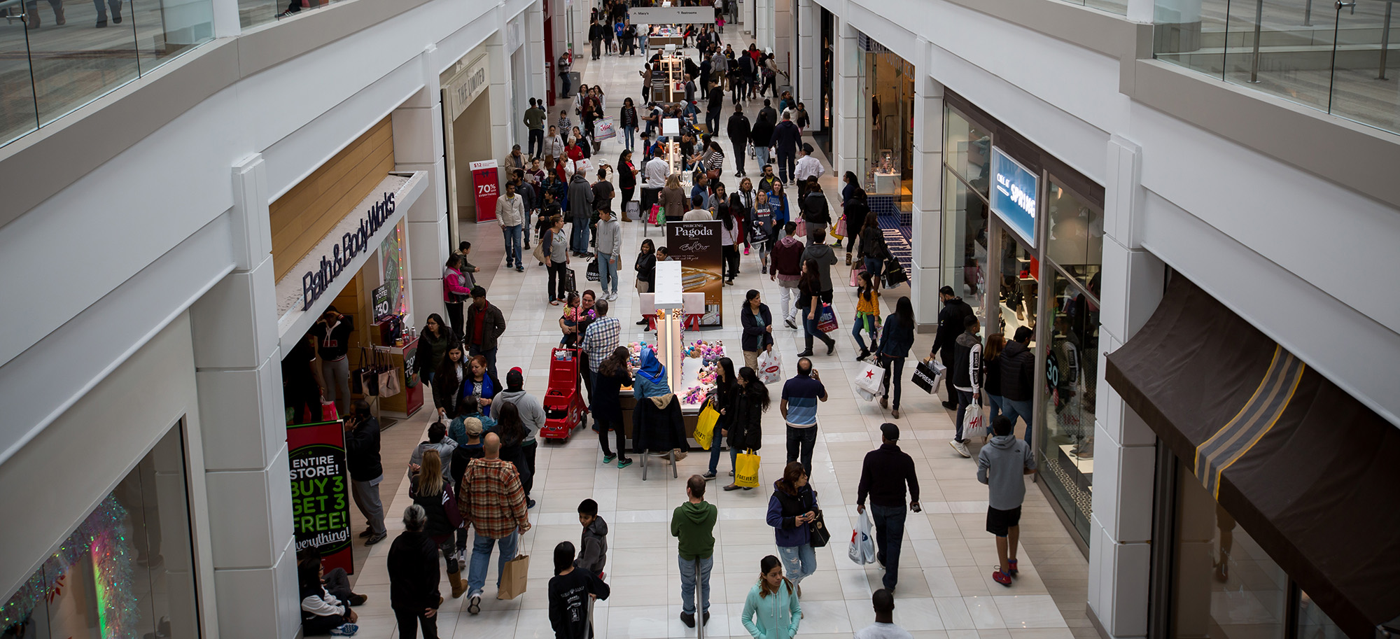 U.S. Consumer Sentiment Rises on Views of Finances, Economy Bloomberg