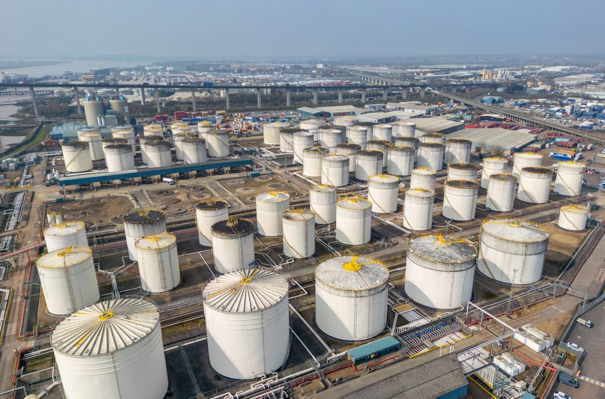 Stocks Advance on Iran Offer Report, Tech Rallies: Markets Wrap