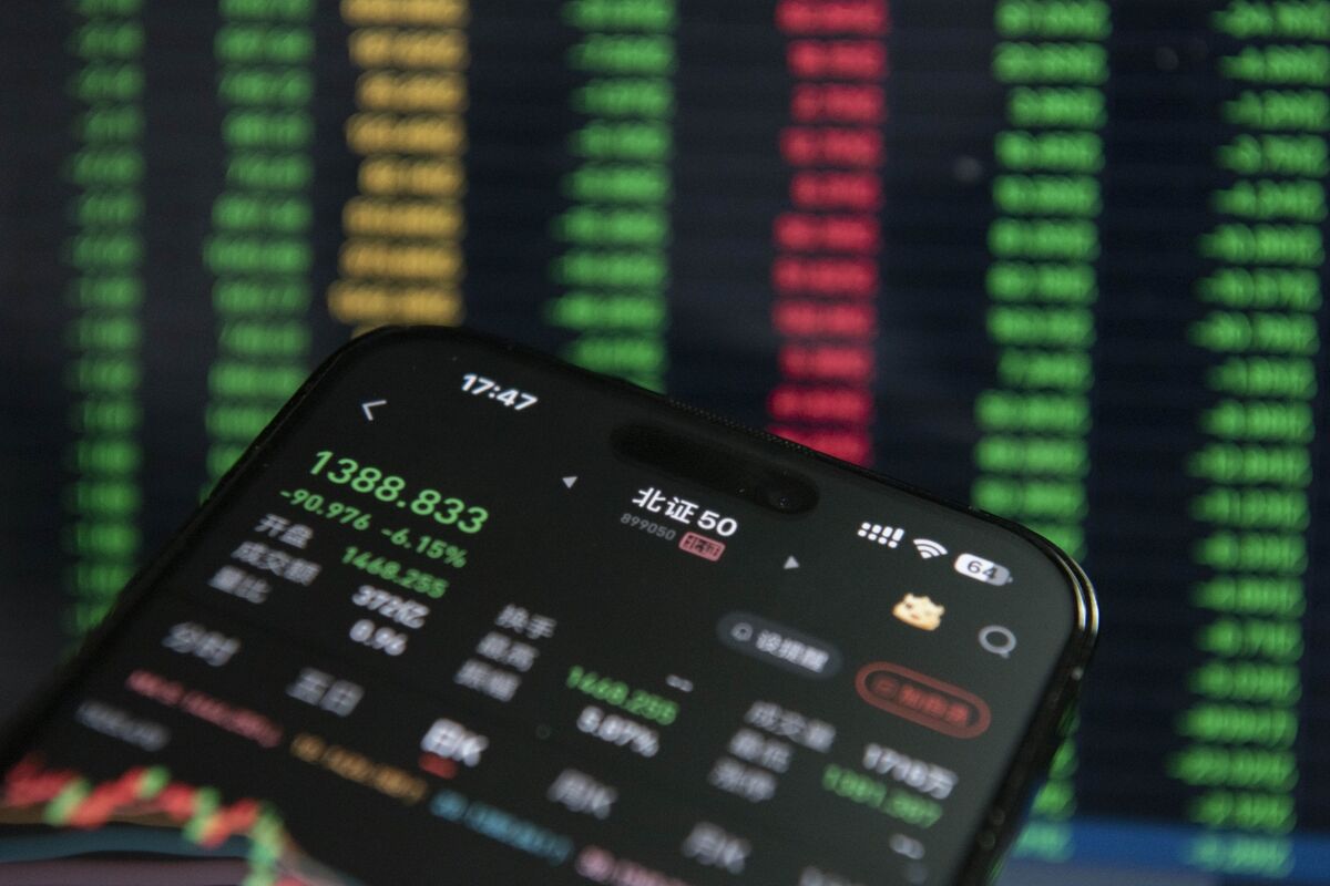 🟪"Tensioni Commerciali USA-Cina Affondano le Azioni Cinesi a Hong Kong"