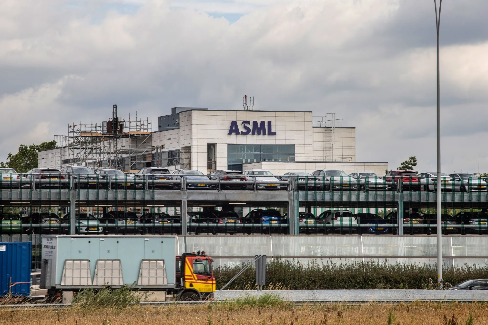 Dutch Invest €2.5 Billion in Eindhoven to Keep ASML at Home - Bloomberg