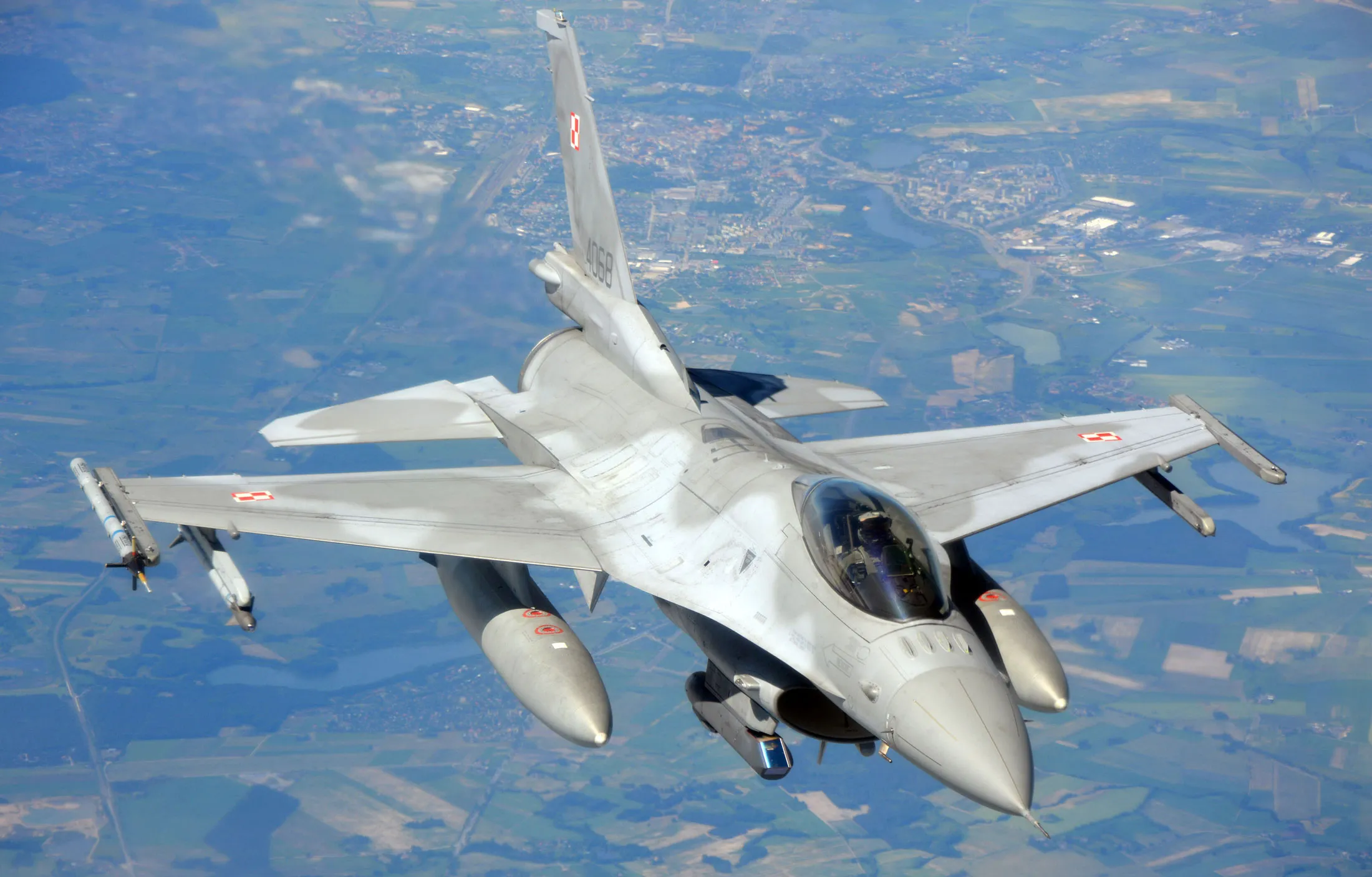 An F-16 fighter jet.
